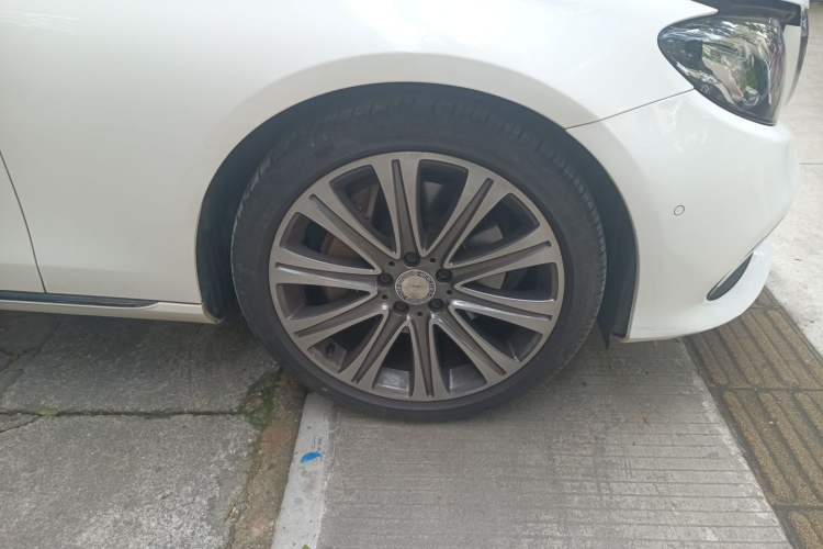 Used Mercedes-Benz E-Class 2016 E 300 L Luxury Model Right Front Wheel Hub