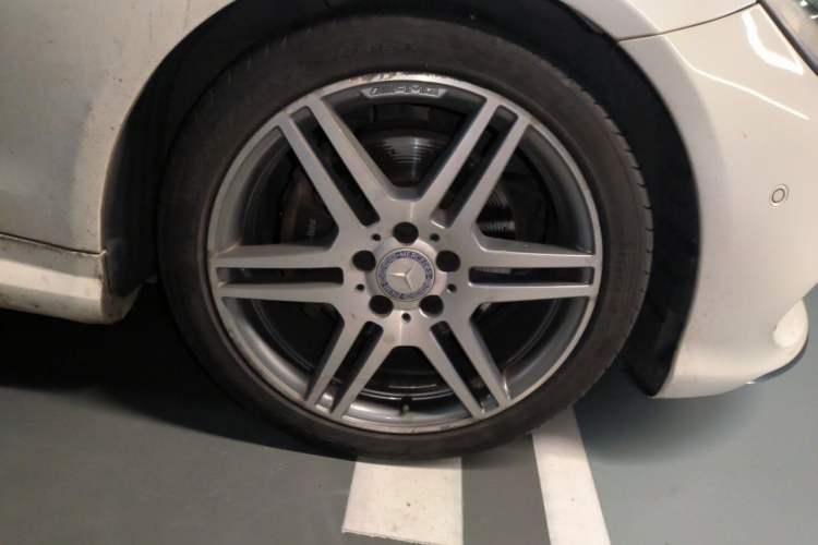 Used Mercedes-Benz E-Class 2016 E 260 Convertible Coupe Dynamic Edition Right Front Wheel Hub