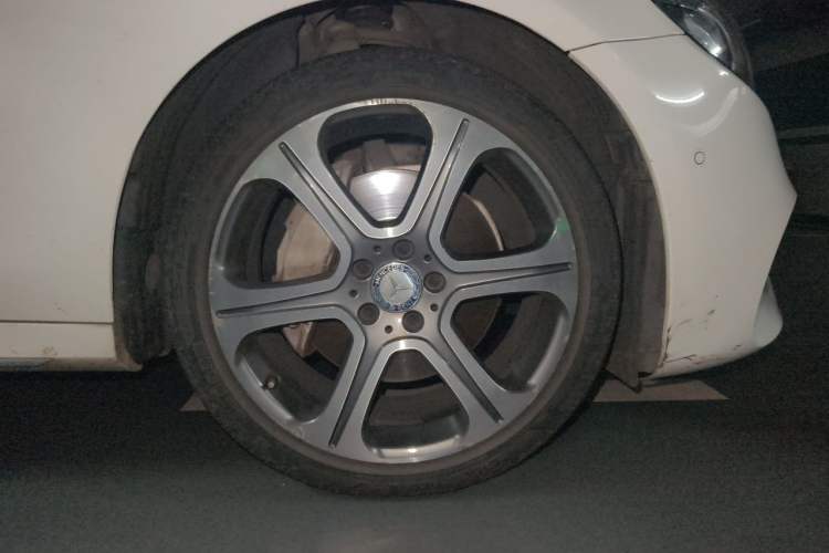 Used Mercedes-Benz E-Class 2016 E 300 L Sporty and Stylish Model Right Front Wheel Hub