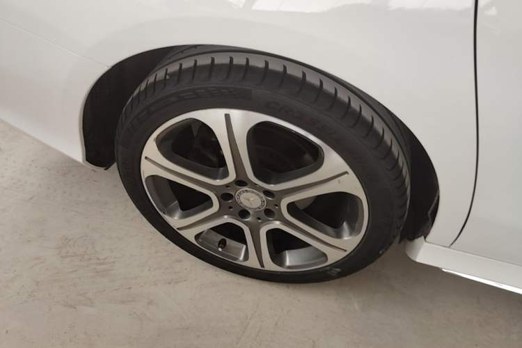 Used Mercedes-Benz E-Class 2016 E 300 L Sporty and Stylish Model Right Rear Wheel Hub