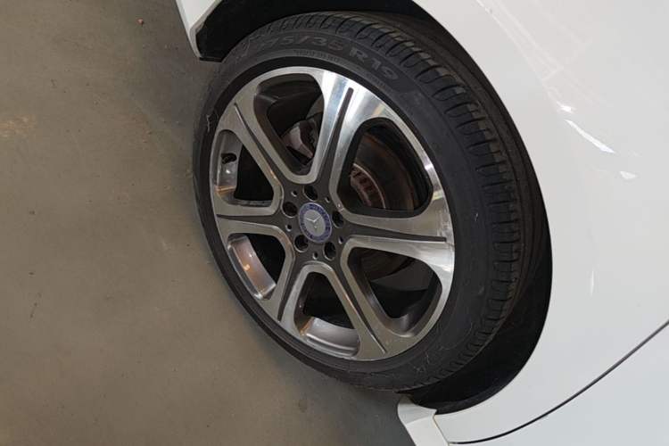 Used Mercedes-Benz E-Class 2016 E 300 L Sporty and Stylish Model Right Rear Wheel Hub