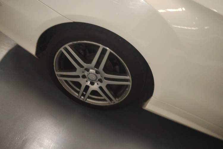 Used Mercedes-Benz E-Class 2016 E 260 Convertible Coupe Dynamic Edition Right Rear Wheel Hub