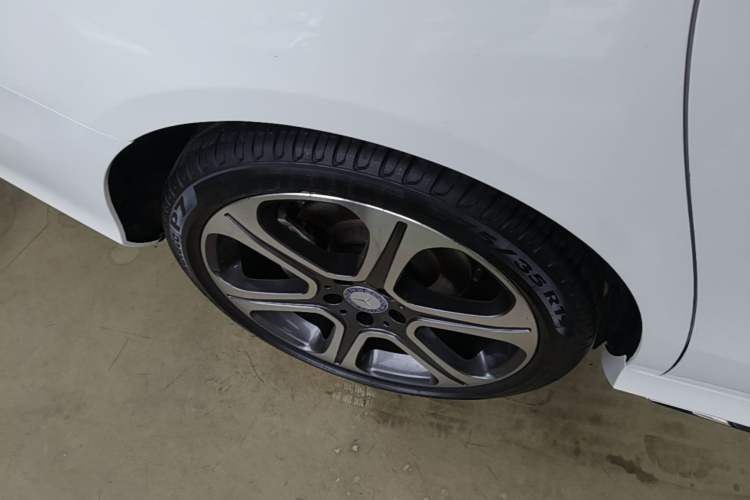 Used Mercedes-Benz E-Class 2016 E 300 L Sporty and Stylish Model Right Rear Wheel Hub