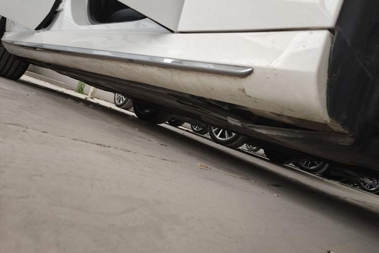 Used Mercedes-Benz E-Class 2016 E 300 L Sporty and Stylish Model Right Side Sill
