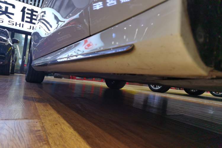 Used Mercedes-Benz E-Class 2016 E 200 L Sport Edition Right Side Sill