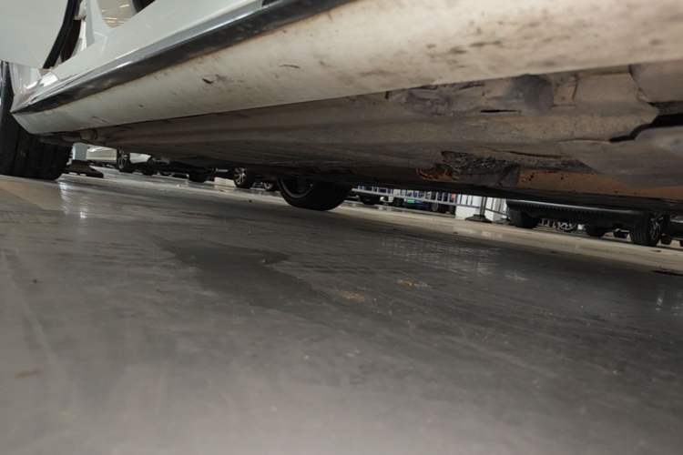 Used Mercedes-Benz E-Class 2016 E 300 L Sporty and Stylish Model Right Side Sill