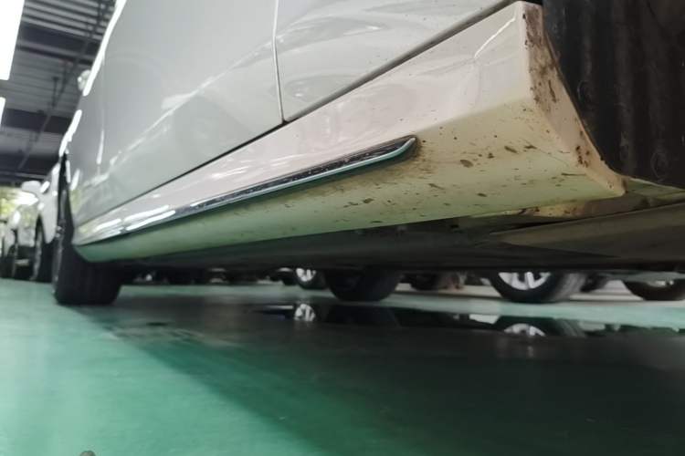 Used Mercedes-Benz E-Class 2016 E 300 L Sporty and Stylish Model Right Side Sill