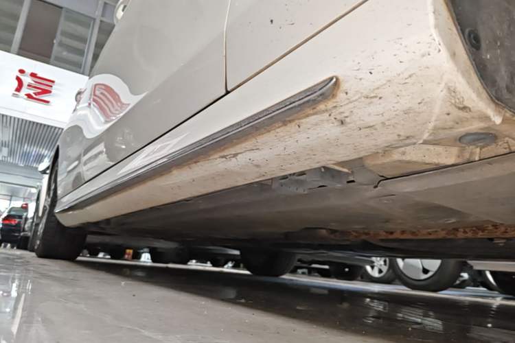 Used Mercedes-Benz E-Class 2016 E 200 L Sport Edition Right Side Sill