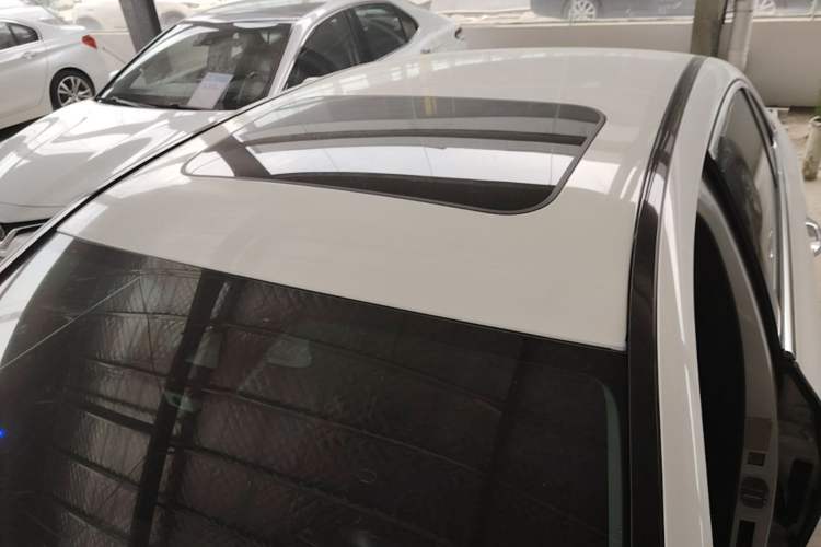 Used Mercedes-Benz E-Class 2016 E 300 L Sporty and Stylish Model Roof