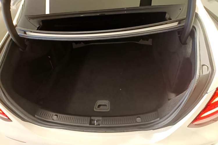 Used Mercedes-Benz E-Class 2016 E 200 L Sport Edition Trunk