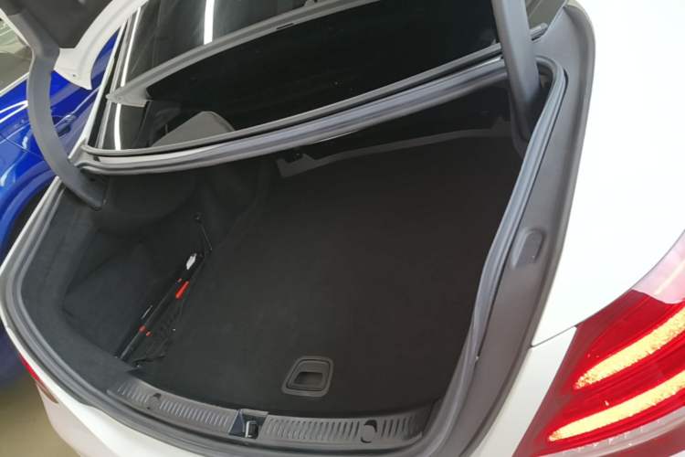 Used Mercedes-Benz E-Class 2016 E 300 L Sporty and Stylish Model Trunk