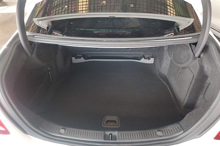 Used Mercedes-Benz E-Class 2016 E 200 L Sport Edition Trunk