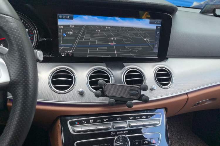 Used Mercedes-Benz E-Class 2017 E 200 Sport 4MATIC Audio And AC Panel