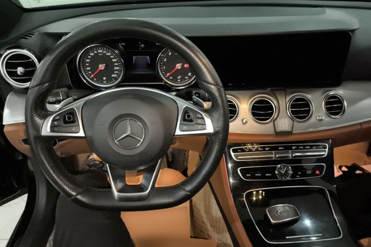 Used Mercedes-Benz E-Class 2017 E 200 Sport 4MATIC Center Console