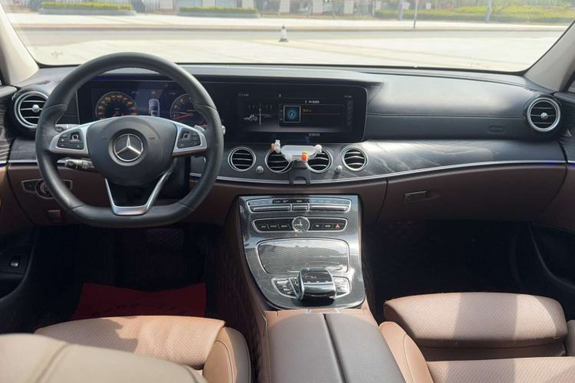 Used Mercedes-Benz E-Class 2017 E 200 L Sport 4MATIC Center Console