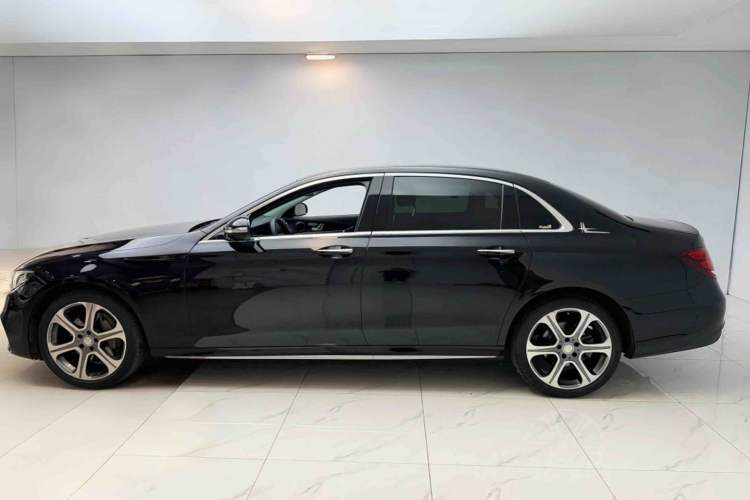 Used Mercedes-Benz E-Class 2017 E 300 L Sporty and Stylish Model Exterior 3