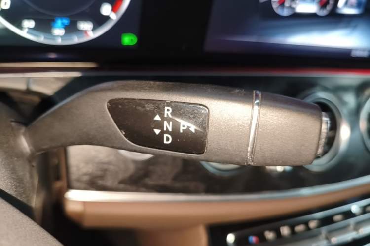 Used Mercedes-Benz E-Class 2017 E 300 L Sporty and Stylish Model Gear Lever