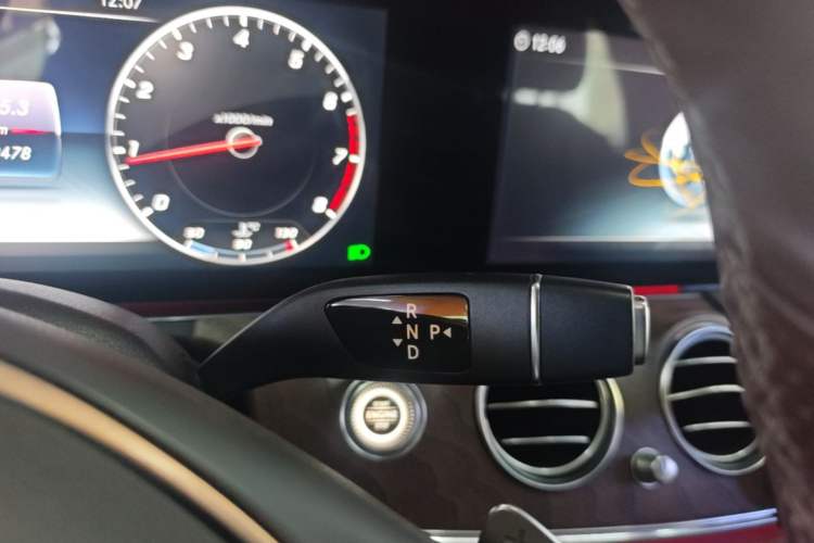 Used Mercedes-Benz E-Class 2017 E 200 L 4MATIC Gear Lever