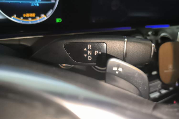 Used Mercedes-Benz E-Class 2017 E 300 L Sporty and Stylish Model Gear Lever