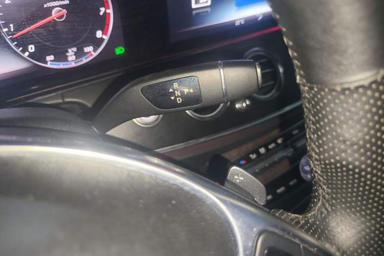 Used Mercedes-Benz E-Class 2017 E 300 L Sporty and Stylish Model Gear Lever