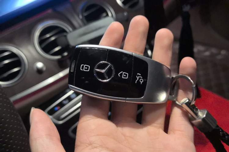 Used Mercedes-Benz E-Class 2017 E 300 L Luxury Model Interior 1
