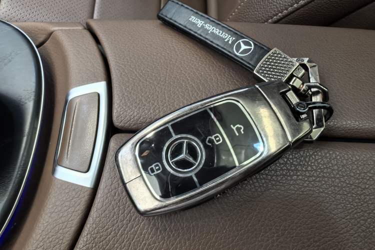 Used Mercedes-Benz E-Class 2017 E 300 L Sport Luxury Edition Interior 4