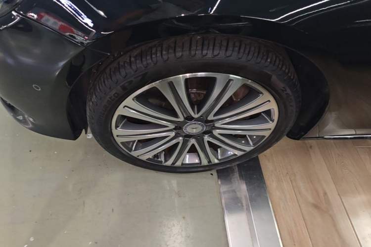 Used Mercedes-Benz E-Class 2017 E 320 L 4MATIC Left Front Wheel Hub