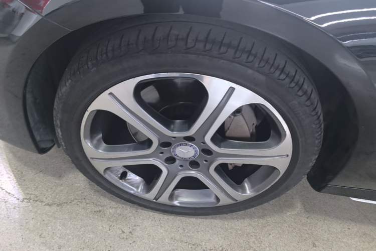 Used Mercedes-Benz E-Class 2017 E 300 L Sporty and Stylish Model Left Front Wheel Hub