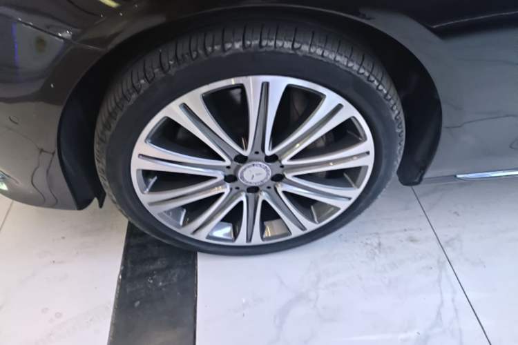 Used Mercedes-Benz E-Class 2017 E 320 L 4MATIC Left Front Wheel Hub