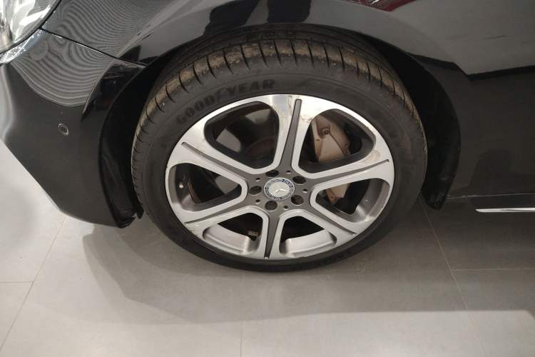 Used Mercedes-Benz E-Class 2017 E 300 L Sporty and Stylish Model Left Front Wheel Hub