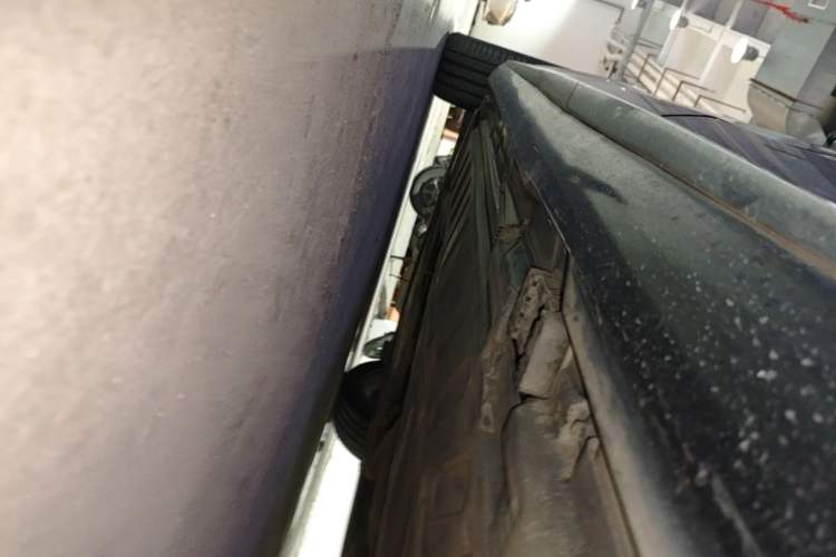 Used Mercedes-Benz E-Class 2017 E 300 L Sport Luxury Edition Left Side Sill