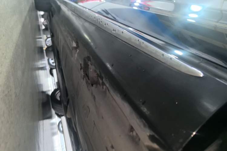 Used Mercedes-Benz E-Class 2017 E 300 L Sporty and Stylish Model Left Side Sill