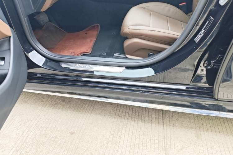 Used Mercedes-Benz E-Class 2017 E 300 L Sport Luxury Edition Left Side Sill