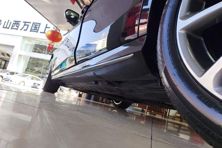 Used Mercedes-Benz E-Class 2017 E 300 L Sport Luxury Edition Left Side Sill