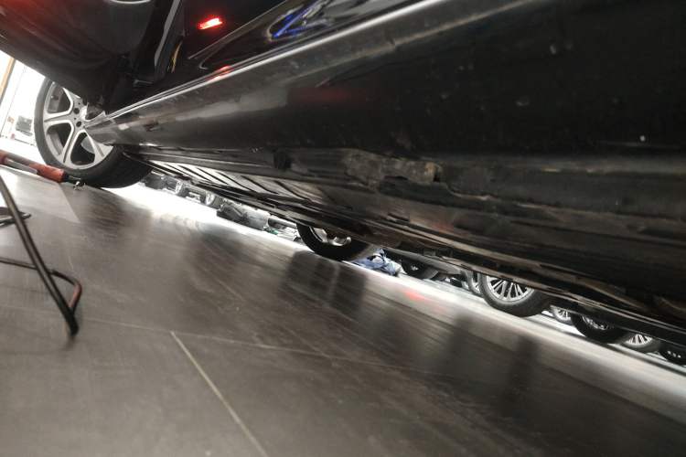 Used Mercedes-Benz E-Class 2017 E 300 L Sporty and Stylish Model Left Side Sill