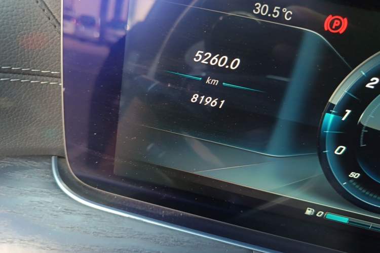 Used Mercedes-Benz E-Class 2017 E 300 L Sport Luxury Edition Odometer Close Up