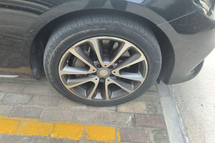 Used Mercedes-Benz E-Class 2017 E 300 L Luxury Model Right Front Wheel Hub