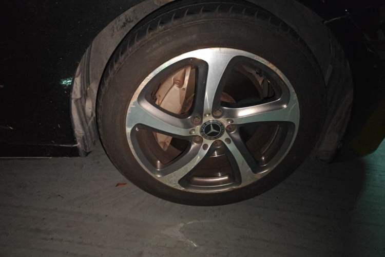 Used Mercedes-Benz E-Class 2017 E 300 L Sporty and Stylish Model Right Front Wheel Hub