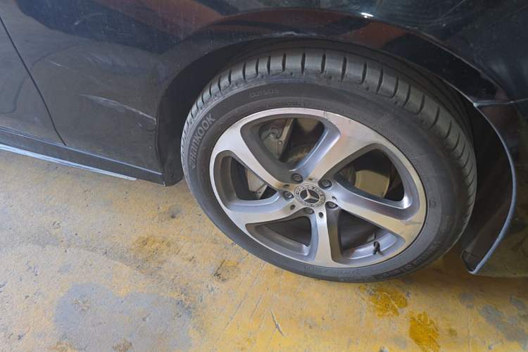 Used Mercedes-Benz E-Class 2017 E 300 L Sporty and Stylish Model Right Front Wheel Hub