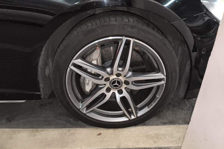 Used Mercedes-Benz E-Class 2017 E 320 L Sport 4MATIC Right Front Wheel Hub