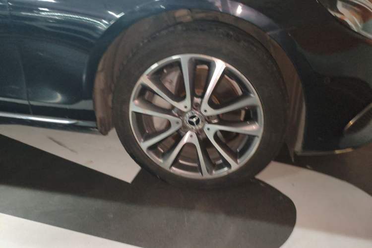 Used Mercedes-Benz E-Class 2017 E 300 L Luxury Model Right Front Wheel Hub
