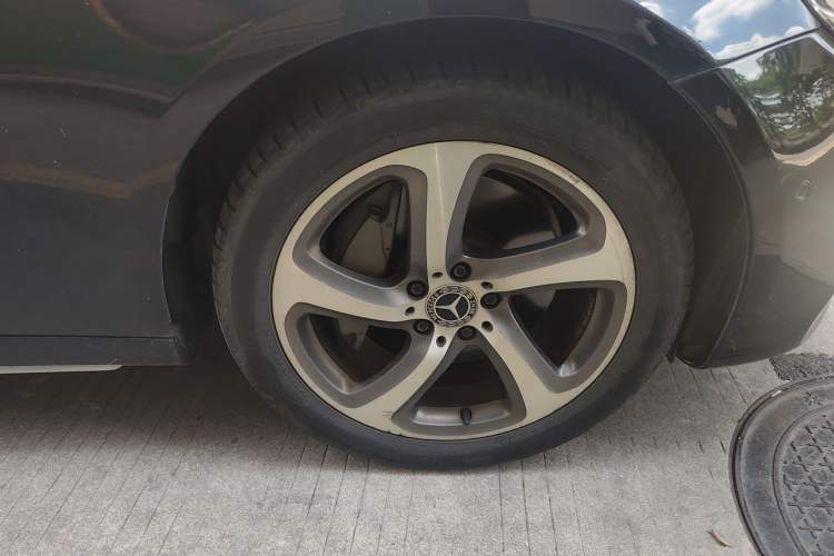 Used Mercedes-Benz E-Class 2017 E 300 L Sporty and Stylish Model Right Front Wheel Hub