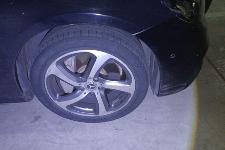 Used Mercedes-Benz E-Class 2017 E 300 L Sporty and Stylish Model Right Front Wheel Hub