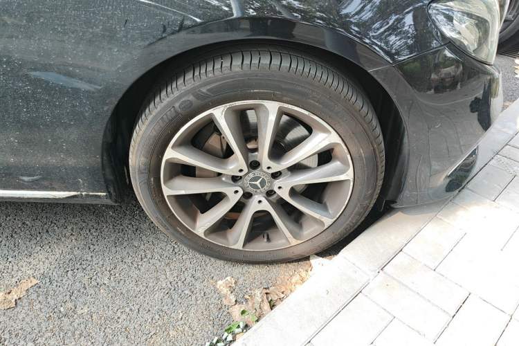 Used Mercedes-Benz E-Class 2017 E 300 L Luxury Model Right Front Wheel Hub