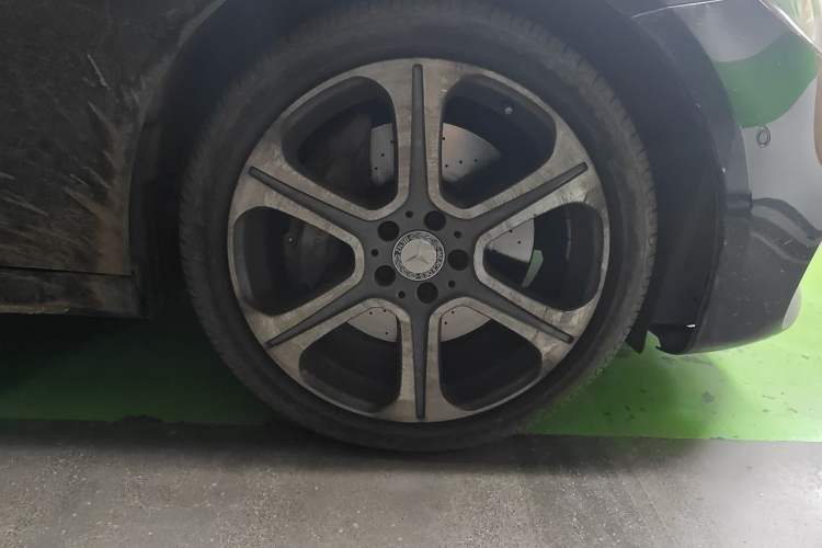 Used Mercedes-Benz E-Class 2017 E 320 L Sport 4MATIC Right Front Wheel Hub