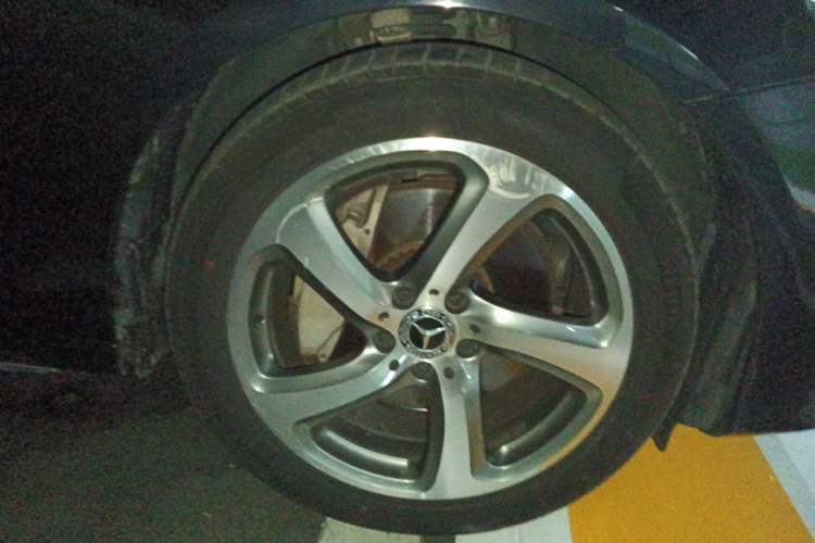 Used Mercedes-Benz E-Class 2017 E 300 L Sport Luxury Edition Right Front Wheel Hub