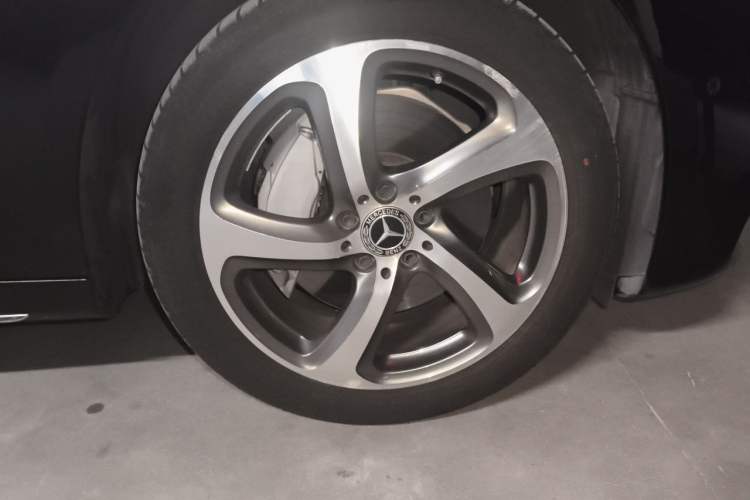 Used Mercedes-Benz E-Class 2017 E 300 L Sporty and Stylish Model Right Front Wheel Hub