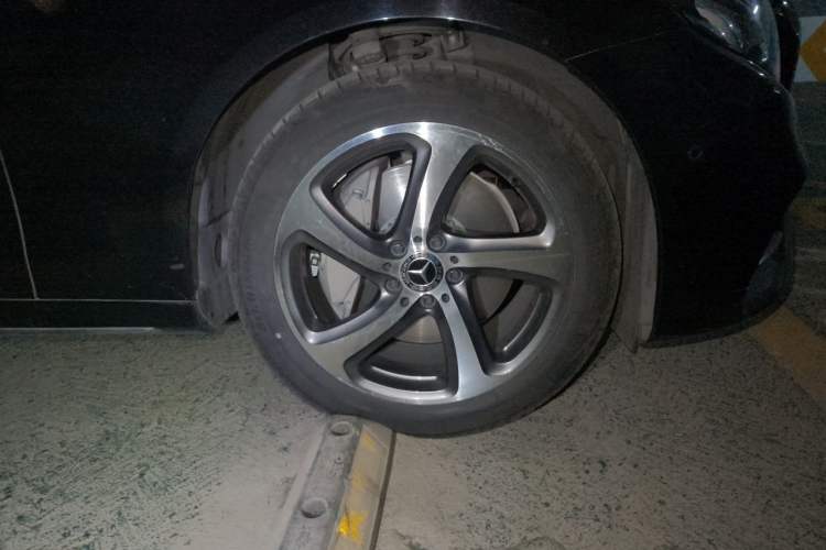 Used Mercedes-Benz E-Class 2017 E 300 L Sport Luxury Edition Right Front Wheel Hub