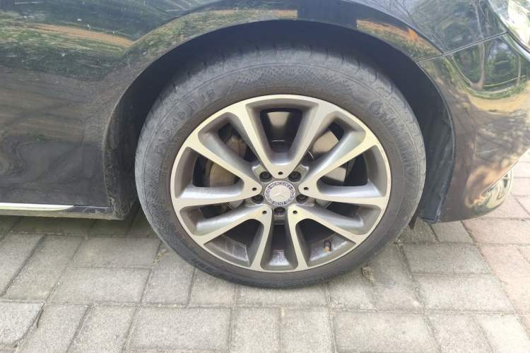 Used Mercedes-Benz E-Class 2017 E 300 L Sporty and Stylish Model Right Front Wheel Hub