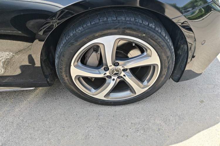 Used Mercedes-Benz E-Class 2017 E 300 L Sporty and Stylish Model Right Front Wheel Hub